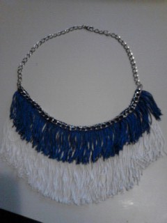 B-FLEC 09 : Collar de flecos bicolor y cadena plateada.