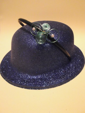 Diadema verde brillo con adorno verde y perlas