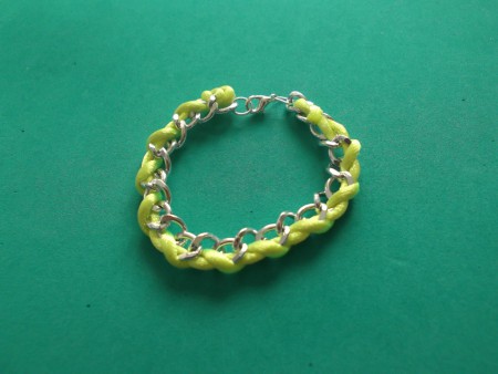 B-FLÚOR 03 :   Pulsera de cadena plateada y cola de ratón amarillo flúor