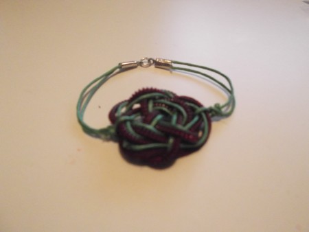 B-CREM 03: Pulsera de cremallera con nudo celta granate y verde y cordón encerado