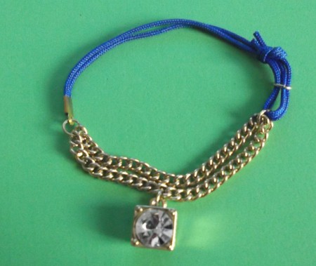B-CAD 08: Pulsera de cadena dorada doble con hilo de algodón azul y colgante brillante