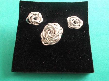 B-HAL 28: Conjunto de anillo y pendientes de hilo de alambre con forma de rosa