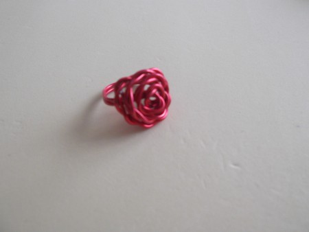 B-HAL 21: Anillo de hilo de alambre con forma de rosa
