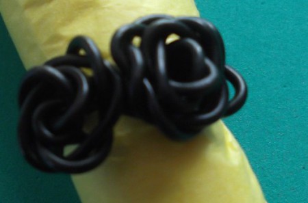 B-HAL 23: Anillo de hilo de alambre con forma de rosa doble. varios colores
