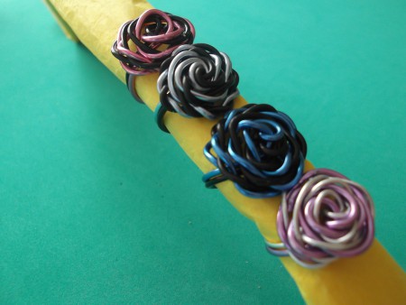 B-HAL 22: Anillo de hilo de alambre bicolor con forma de rosa. varios colores