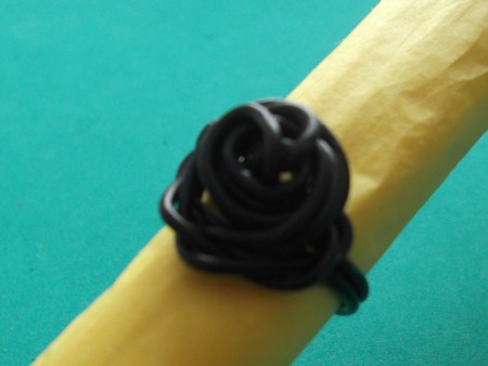 B-HAL 18 : Anillo de hilo de alambre con forma de rosa. varios colores