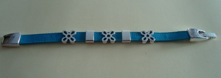B-CUER 02 : Pulsera de cuero azul con decoración de flores