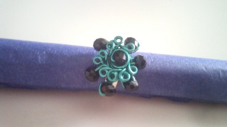 B-HAL 14: Anillo de hilo de alambre en flor con bolitas negras