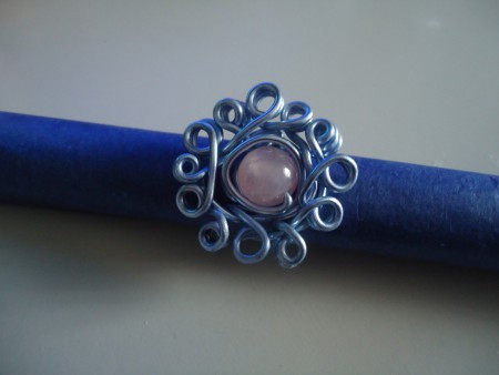 B-HAL 16: Anillo de hilo de alambre en flor con bolita de cristal