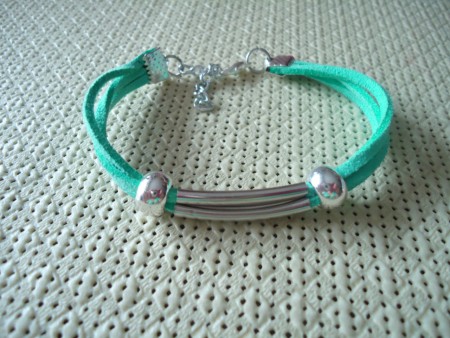 P 22-15 Pulsera cordón azul verdoso y adornos plateados