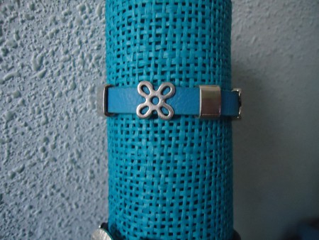 P 30-15 Pulsera de cuero azul con adornos plateados