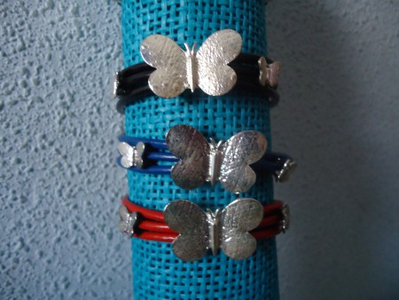 P 31-15 Pulsera de cordón de cuero con adornos plateados en forma de mariposa