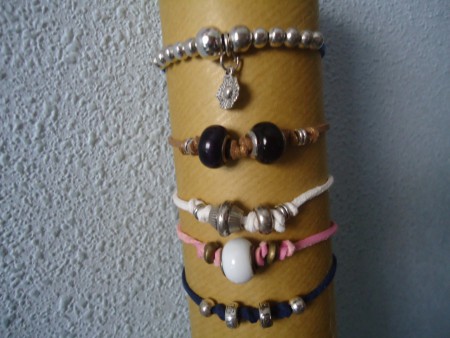 P 33-15 Pulseras variadas  con cordón de ante y adornos variados