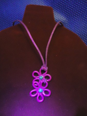 C 4-15 Colgante de flores de fimo con cordón rosa de ante