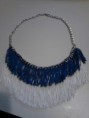 B-FLEC 09 : Collar de flecos bicolor y cadena plateada.