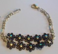 B-NV 01: Pulsera de flores con cadena dorada